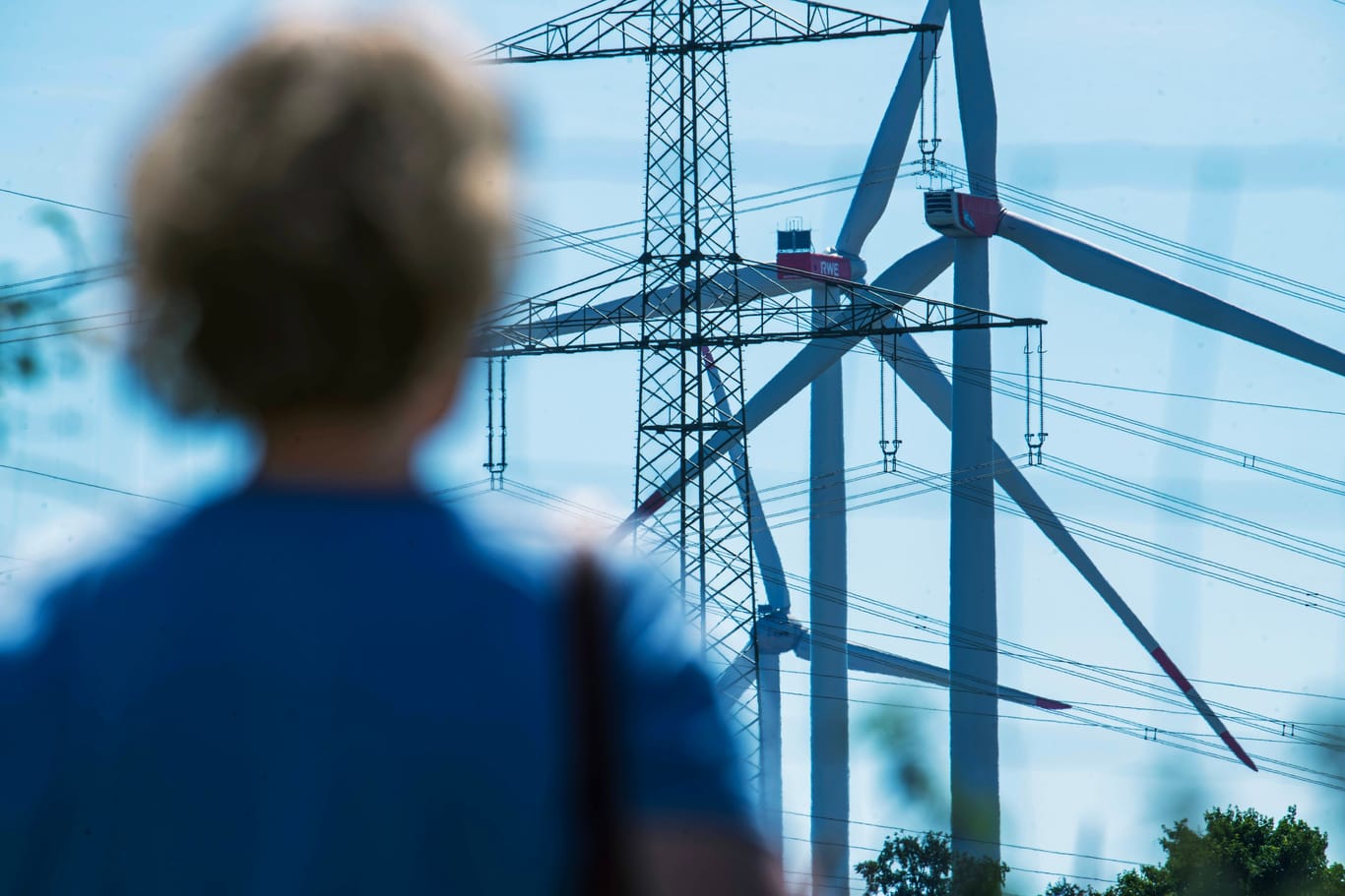 Windräder mit Strommast (Symbolfoto): Hamburg will in den kommenden Jahren mehrere Windräder bauen.