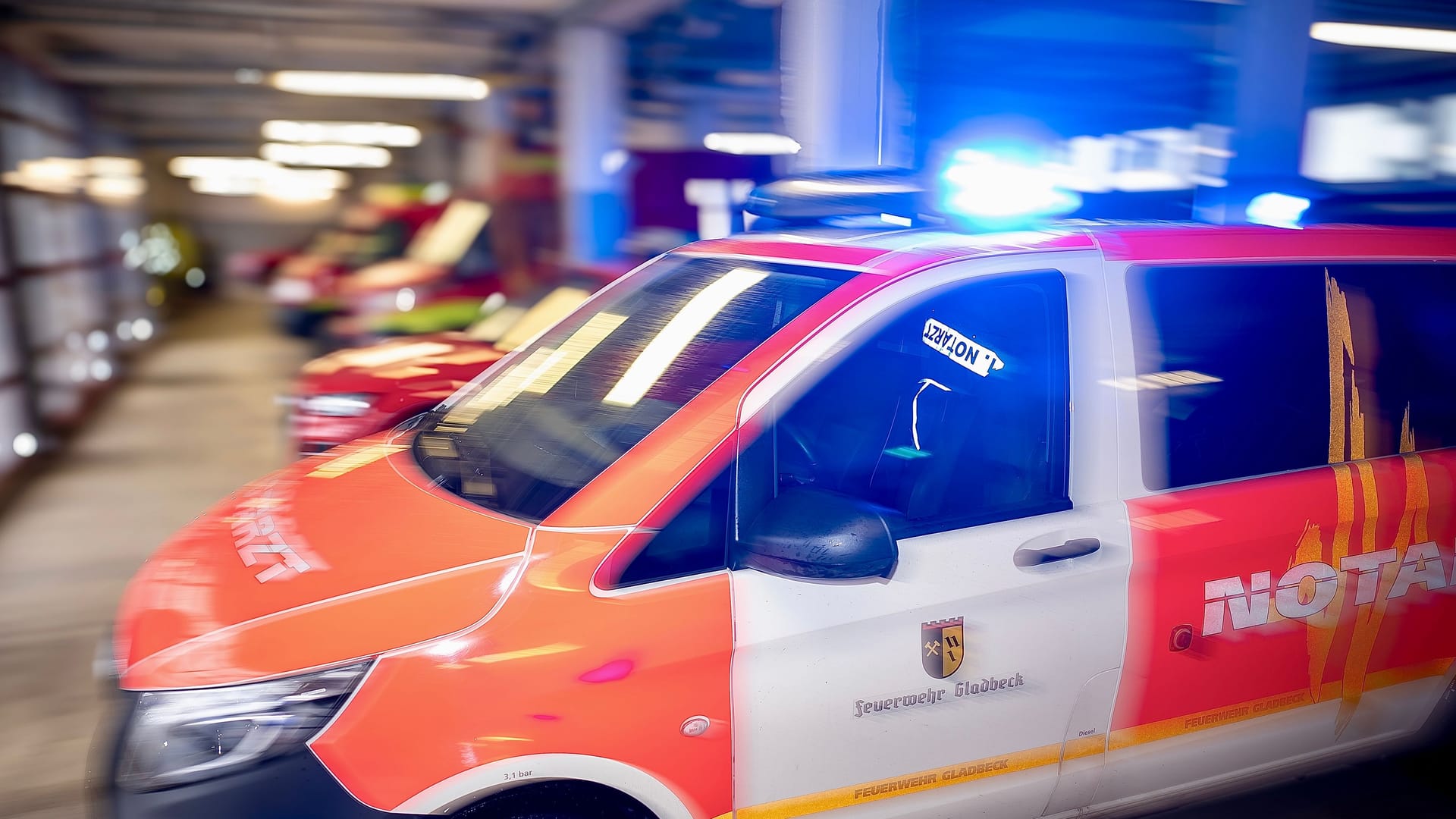 Rettungswagen in Gladbeck (Symbolfoto): Ein Arbeiter wurde am Donnerstagabend schwer verletzt.