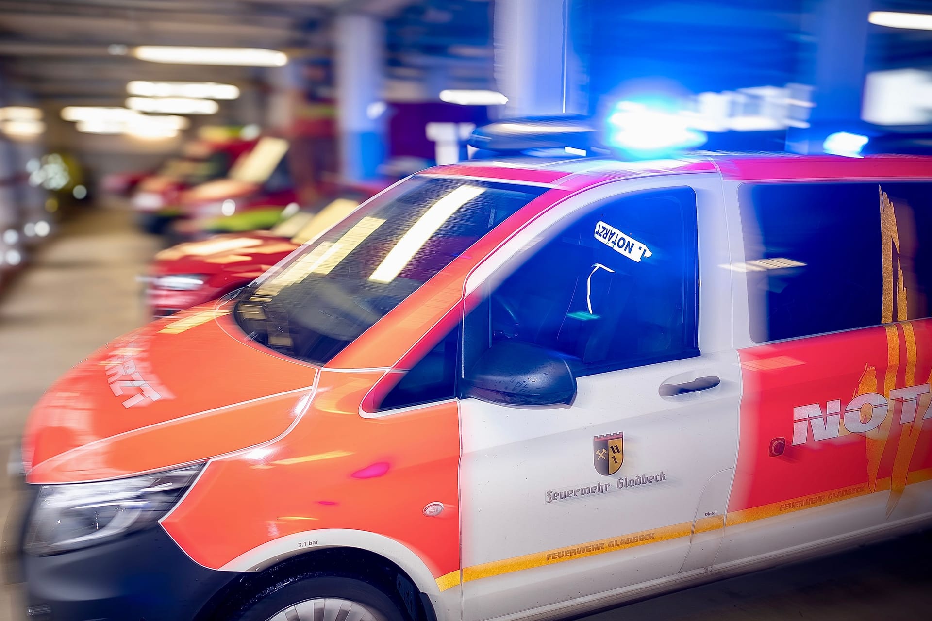 Rettungswagen in Gladbeck (Symbolfoto): Ein Arbeiter wurde am Donnerstagabend schwer verletzt.