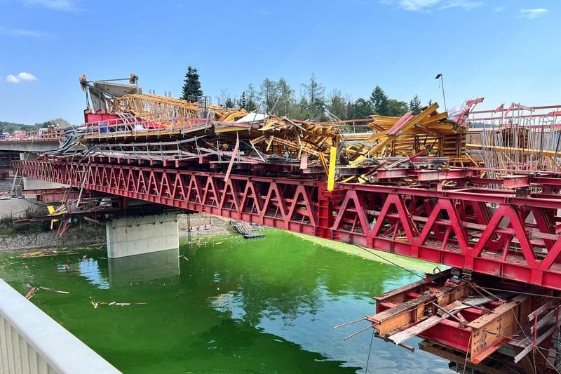 Ein Kran liegt umgestürzt auf einer Baustelle an der Bleilochtalsperre: Bei dem Unfall wurde eine Person getötet.