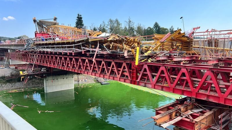 Ein Kran liegt umgestürzt auf einer Baustelle an der Bleilochtalsperre: Bei dem Unfall wurde eine Person getötet.