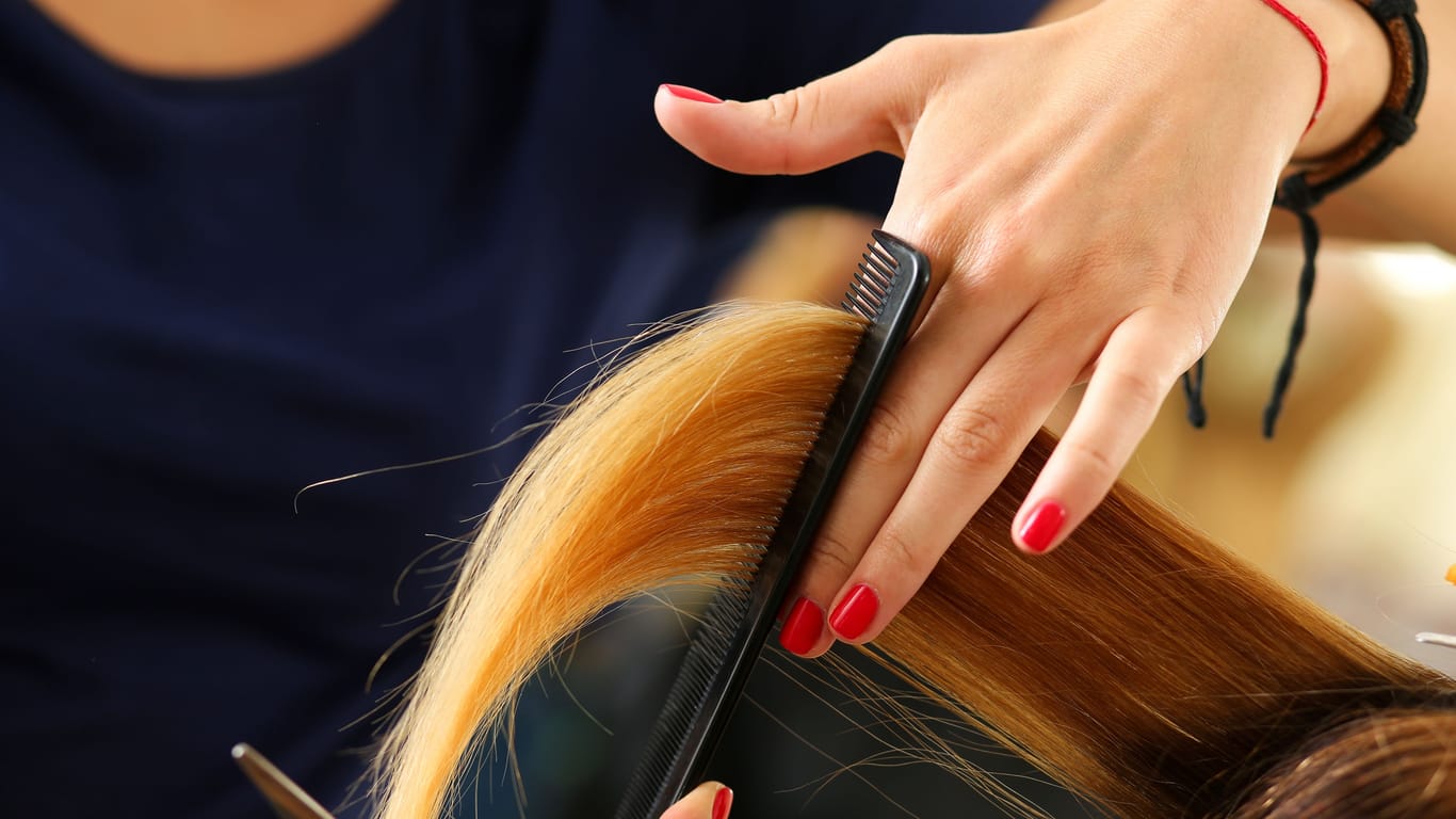 Eine Friseurin bei ihrer Arbeit (Symbolbild): Eine Berliner Friseurmeisterin will keine männlichen Kunden mehr bedienen.