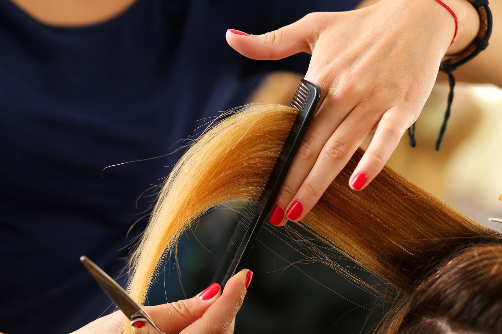 Eine Friseurin bei ihrer Arbeit (Symbolbild): Eine Berliner Friseurmeisterin will keine männlichen Kunden mehr bedienen.