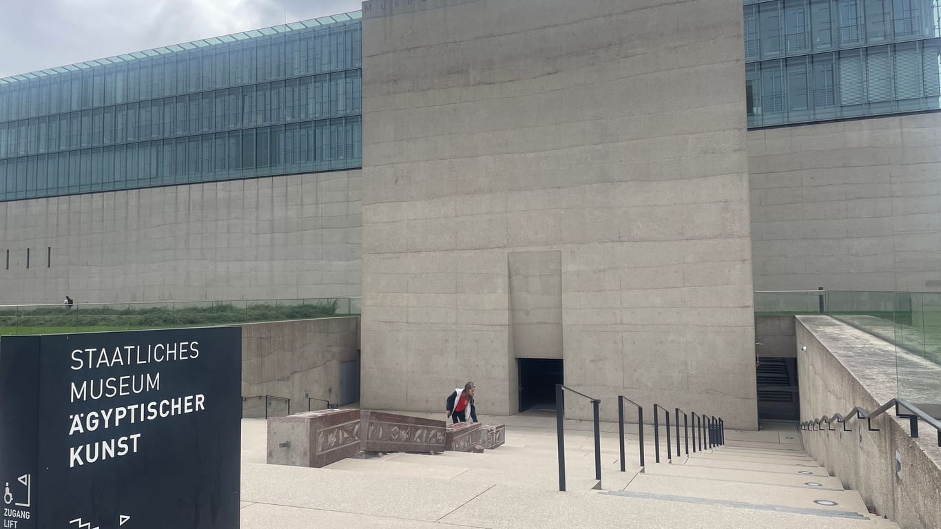 Das Ägyptische Museum liegt neben dem israelischen Generalkonsulat und dem NS-Dokumentationszentrums in der Maxvorstadt.