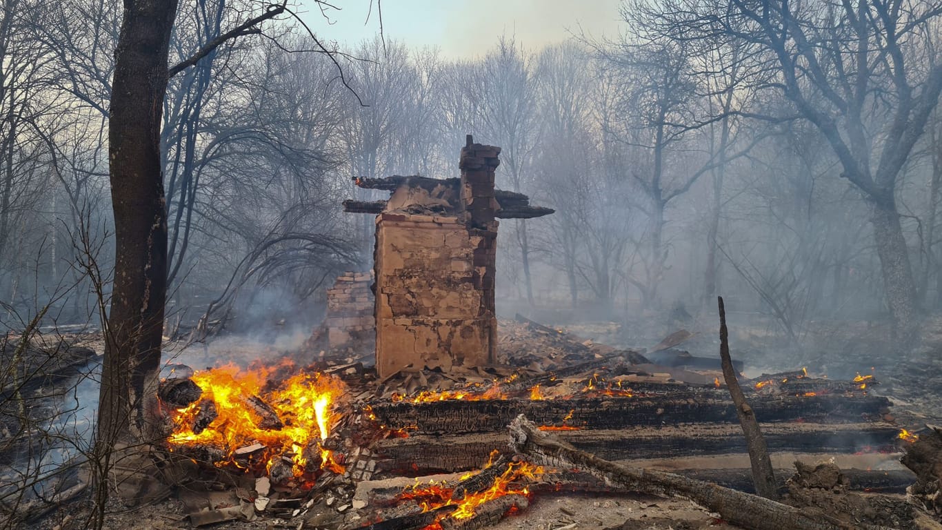 Ein unbewohntes Haus ist bei einem Waldbrand in der radioaktiv belasteten Sperrzone um das Kernkraftwerk Tschernobyl niedergebrannt.