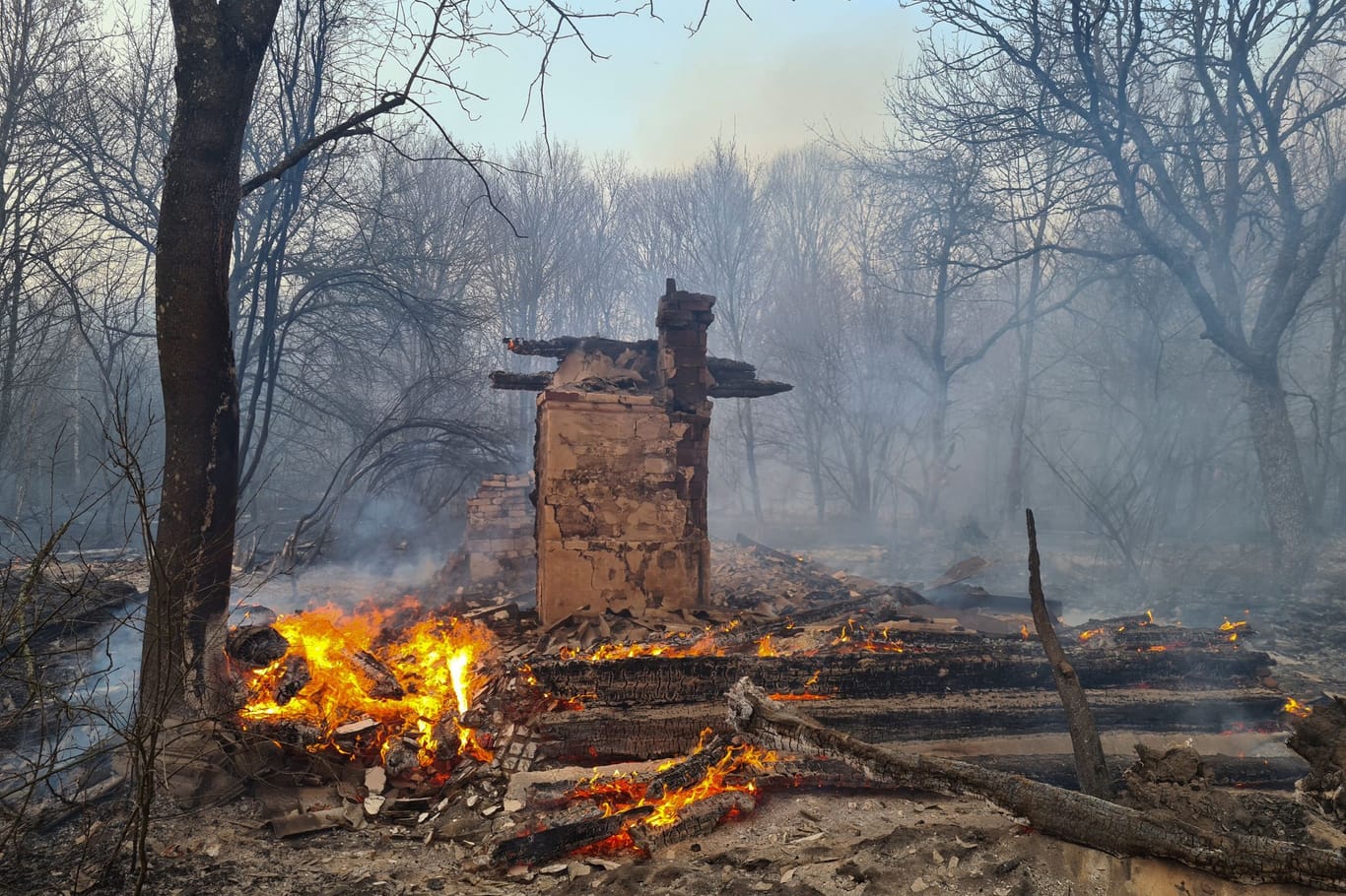 Ein unbewohntes Haus ist bei einem Waldbrand in der radioaktiv belasteten Sperrzone um das Kernkraftwerk Tschernobyl niedergebrannt.