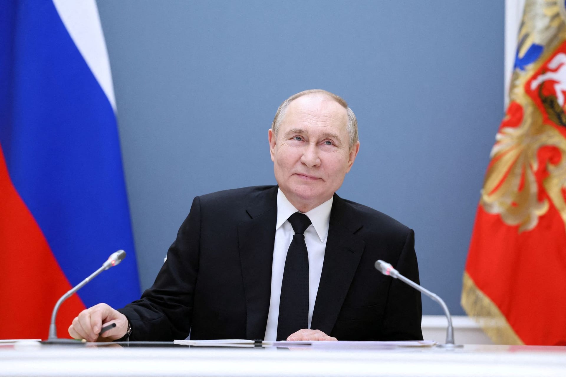 Wladimir Putin: Russlands Regime indoktriniert die Jugend.