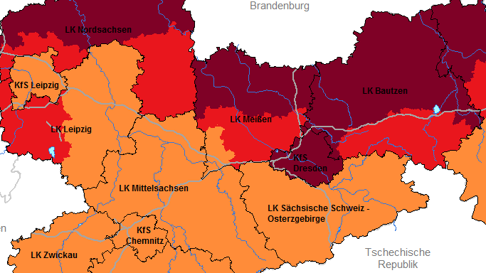 In den dunkelrot gefärbten Landkreisen gilt am Mittwoch die höchste Waldbrandgefahr.