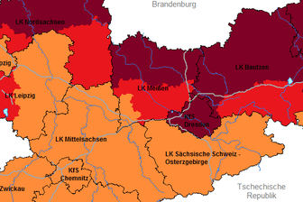 In den dunkelrot gefärbten Landkreisen gilt am Mittwoch die höchste Waldbrandgefahr.