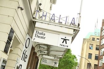 Das Thalia Theater am Alstertor in der Hamburger Altstadt. Altstadt Hamburg