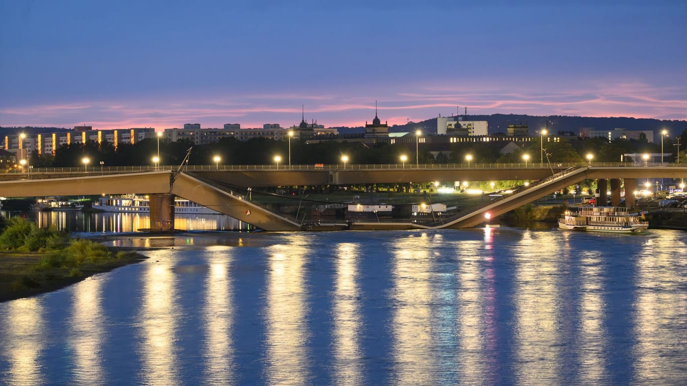 The Carola Bridge in Dresden in the morning: A section of the bridge has collapsed over a distance of around 100 metres.