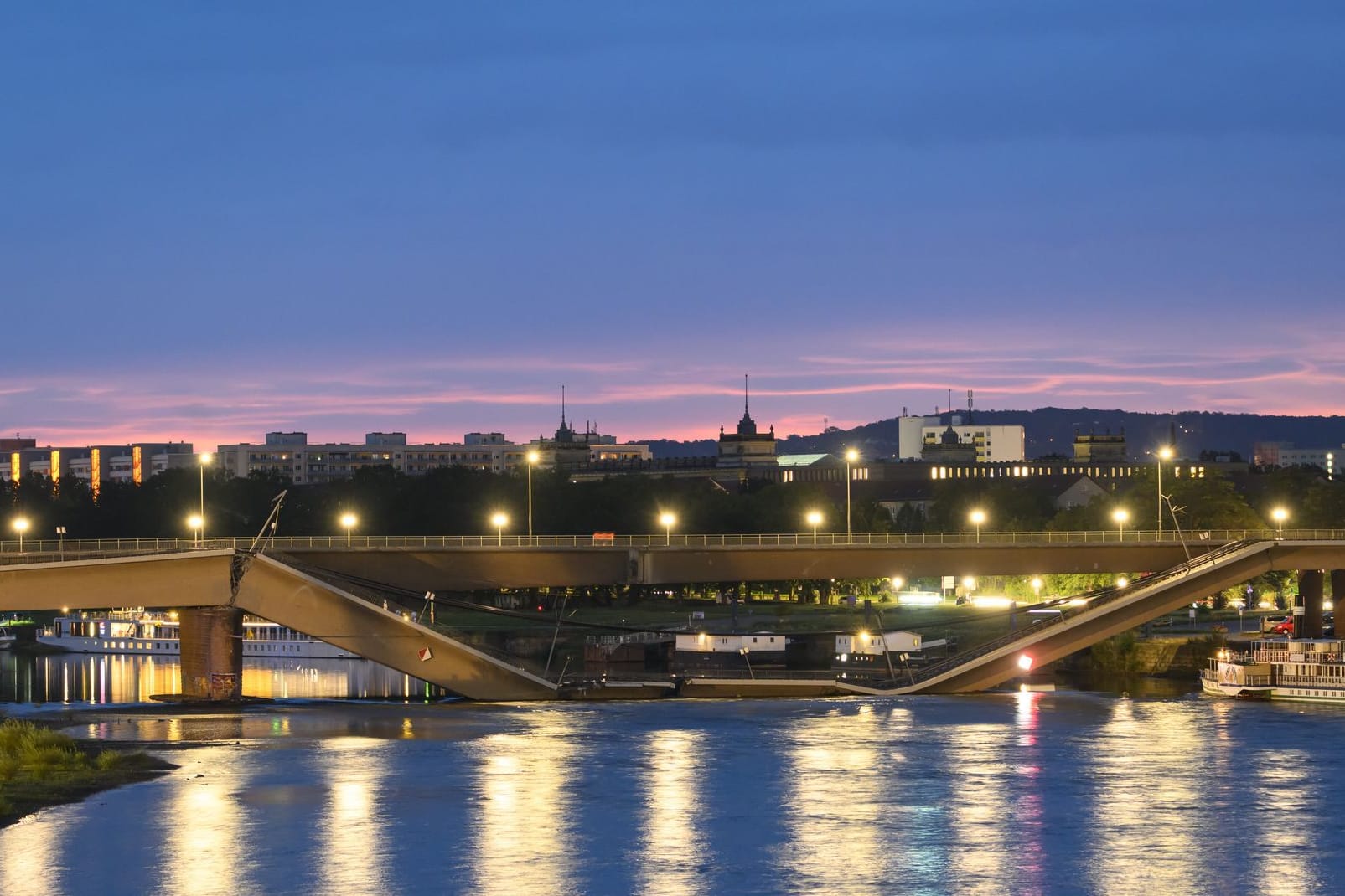 Die Carolabrücke am Morgen in Dresden: Auf rund 100 Metern ist ein Teil der Brücke eingestürzt.