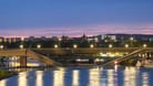 Die Carolabrücke am Morgen in Dresden: Auf rund 100 Metern ist ein Teil der Brücke eingestürzt.