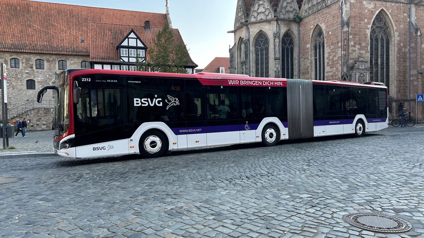 Ein Bus fährt durch die Braunschweiger Innenstadt (Symbolbild): Die BSVG veranstaltet am Freitag mit der Stadt eine besondere Party.