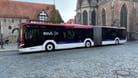 Ein Bus fährt durch die Braunschweiger Innenstadt (Symbolbild): Die BSVG veranstaltet am Freitag mit der Stadt eine besondere Party.