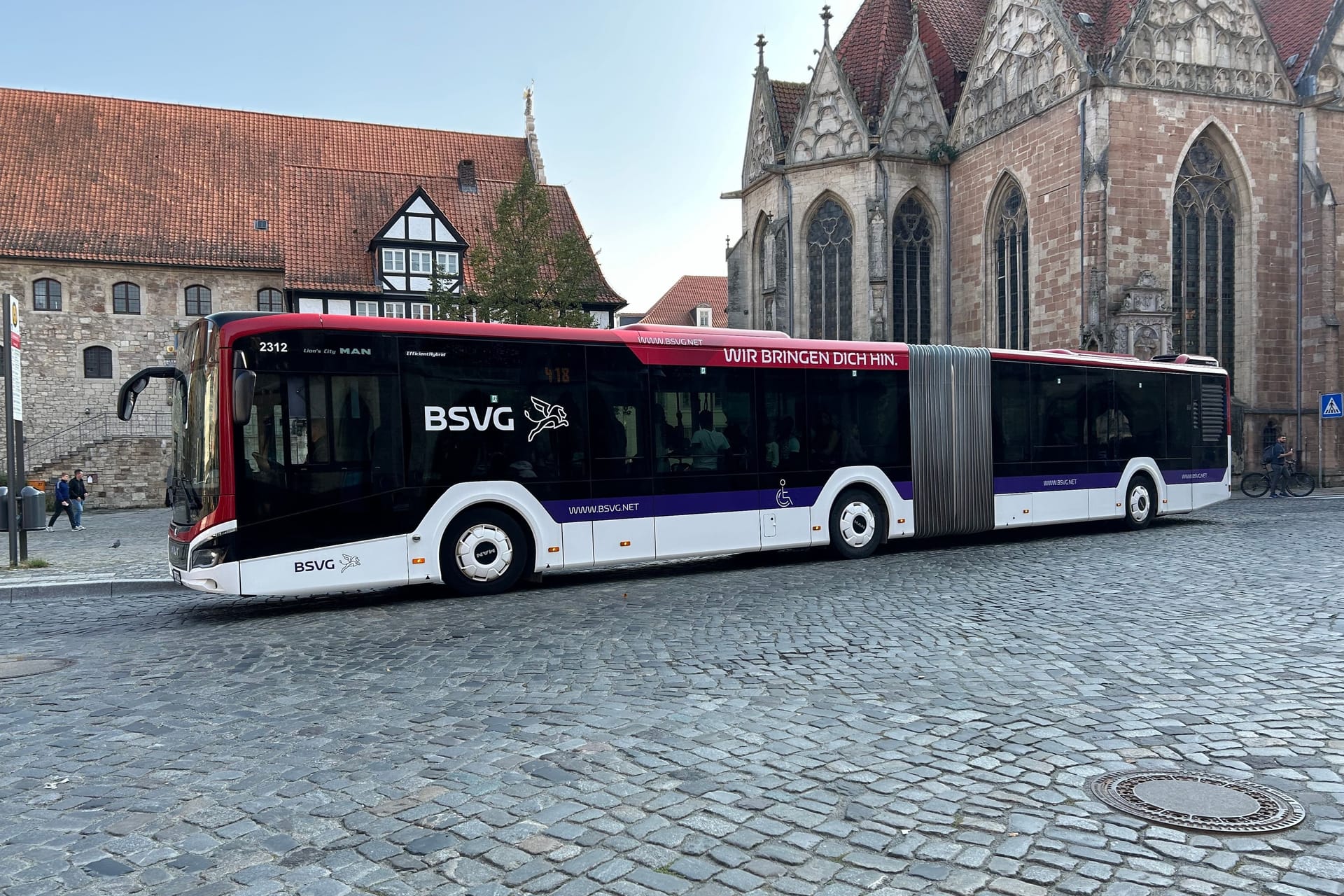 Ein Bus fährt durch die Braunschweiger Innenstadt (Symbolbild): Die BSVG veranstaltet am Freitag mit der Stadt eine besondere Party.