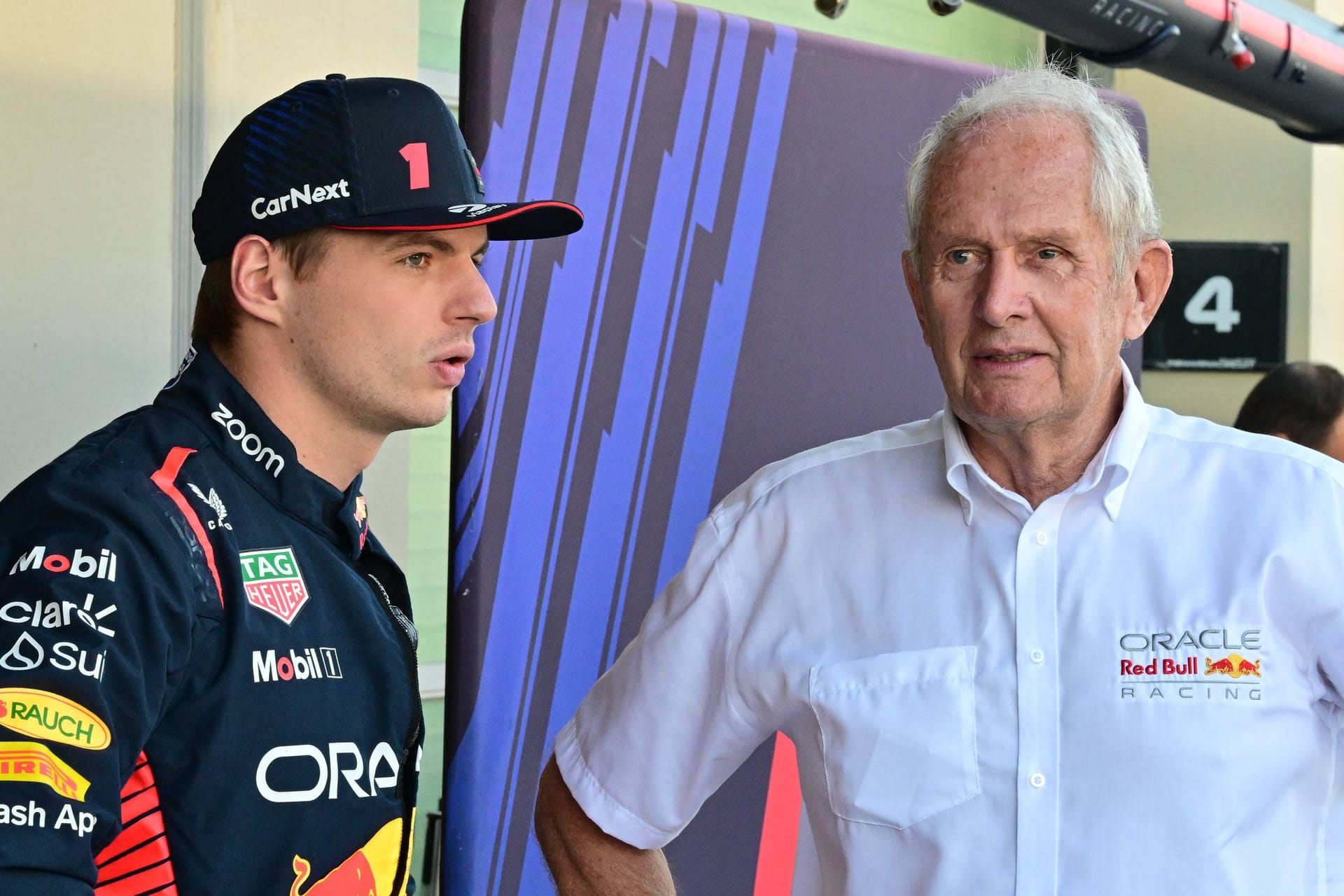 Helmut Marko (rechts) mit Max Verstappen: Der Red-Bull-Motorsportberater lässt die Zukunft des Weltmeisters beim Rennstall offen.