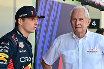 Helmut Marko (rechts) mit Max Verstappen: Der Red-Bull-Motorsportberater lässt die Zukunft des Weltmeisters beim Rennstall offen.