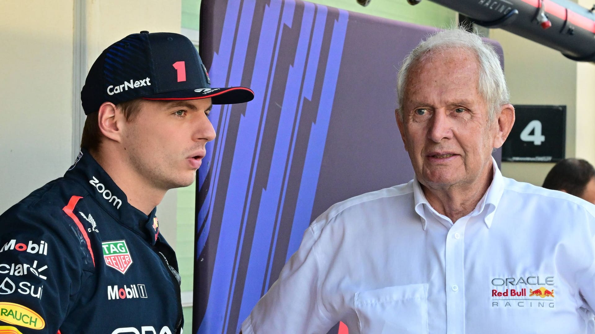 Helmut Marko (rechts) mit Max Verstappen: Der Red-Bull-Motorsportberater lässt die Zukunft des Weltmeisters beim Rennstall offen.