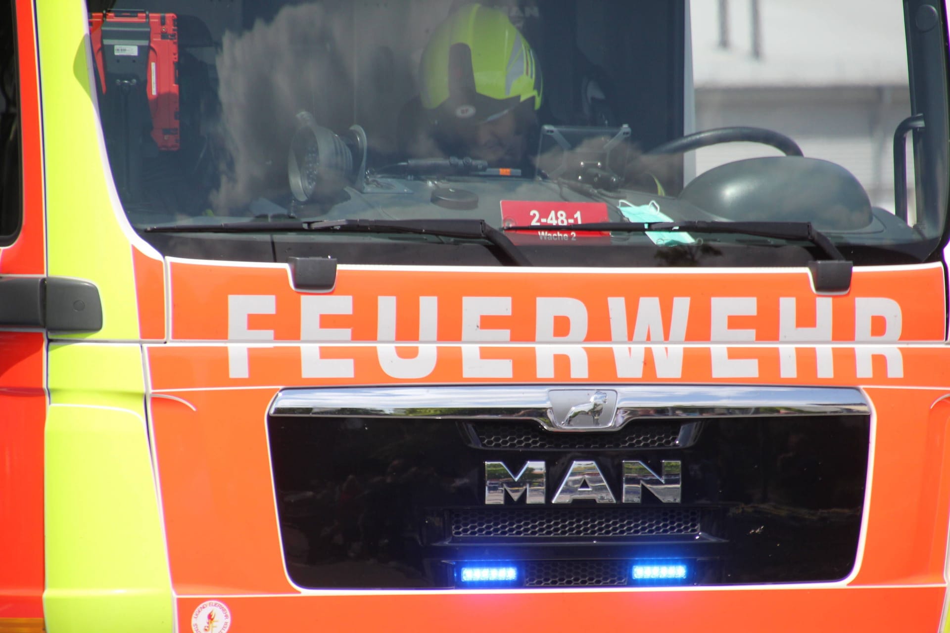 Symbolbilder / Themenbilder: Polizei, Rettungsdienst, Feuerwehr Feuerwehr, Rettungsdienst, Polizei, Einsatz, Blaulicht, Notfall, Feuer, Brand, Notruf, Einsatzstelle, Hilfe, Notarzt, NEF, Notarzteinsatzfahrzeug, Notarzteinsatz, Einsatz, Feuerwehr, Arzt, Rettungswagen, RTW, Krankenhaus, Berufsfeuerwehr, 112, Blaulicht, Einsatzfahrt, Erste Hilfe, Europa, Deutschland, Unfall, Medizinischer Notfall, Fahrzeug, Notfallsanitäter, Sanitäter, Rettungsasisstent,