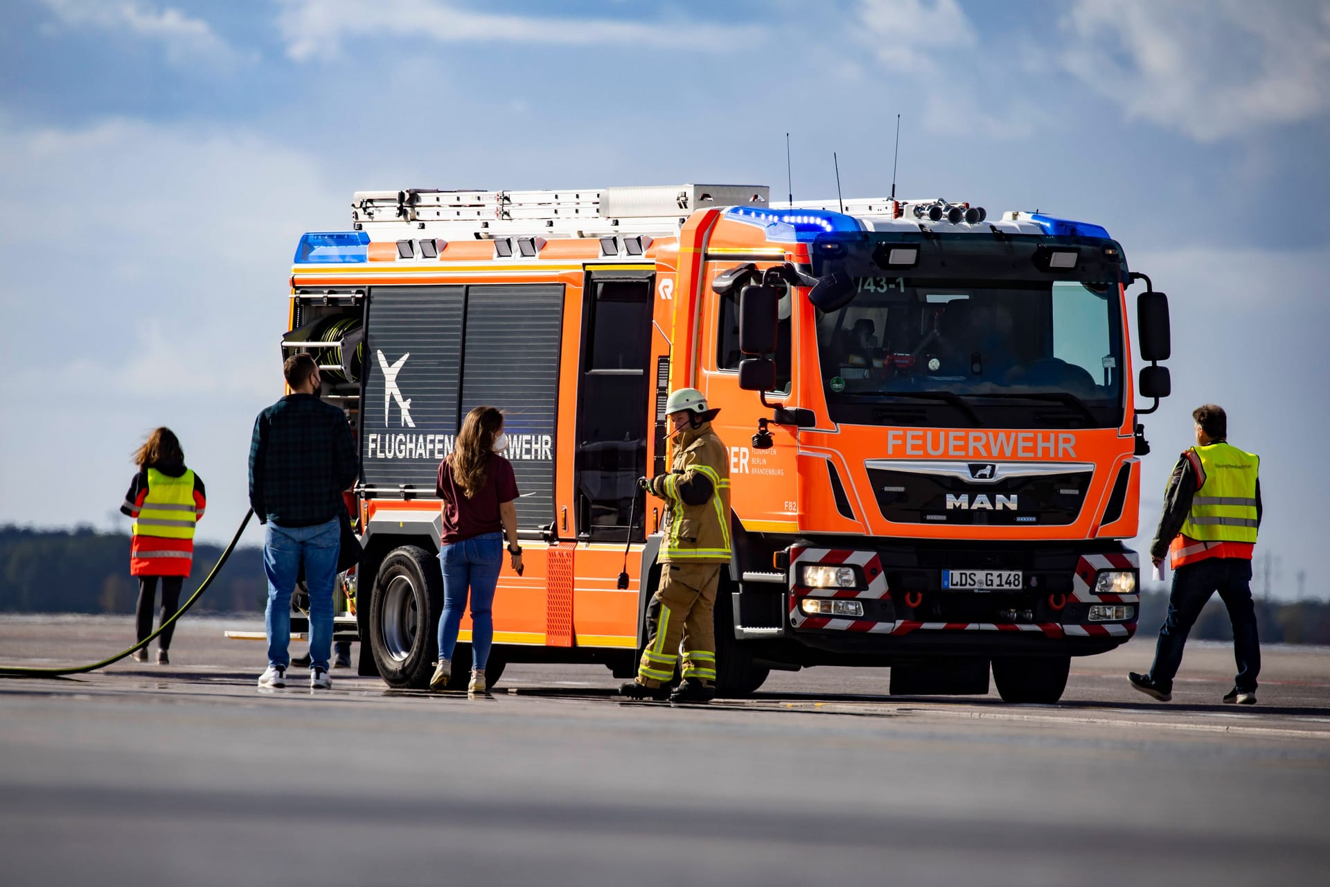 Feuerwehrleute am Flughafen BER (Symbolfoto).