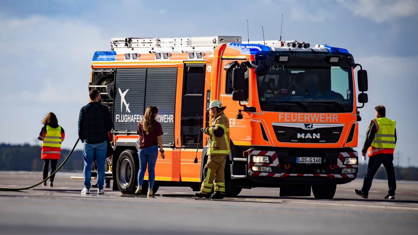 Feuerwehrleute am Flughafen BER (Symbolfoto).