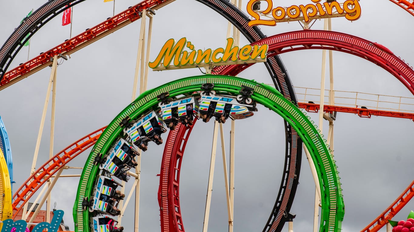 Der Olympia Looping (Archivbild): Die Achterbahn ist die größte transportable der Welt.