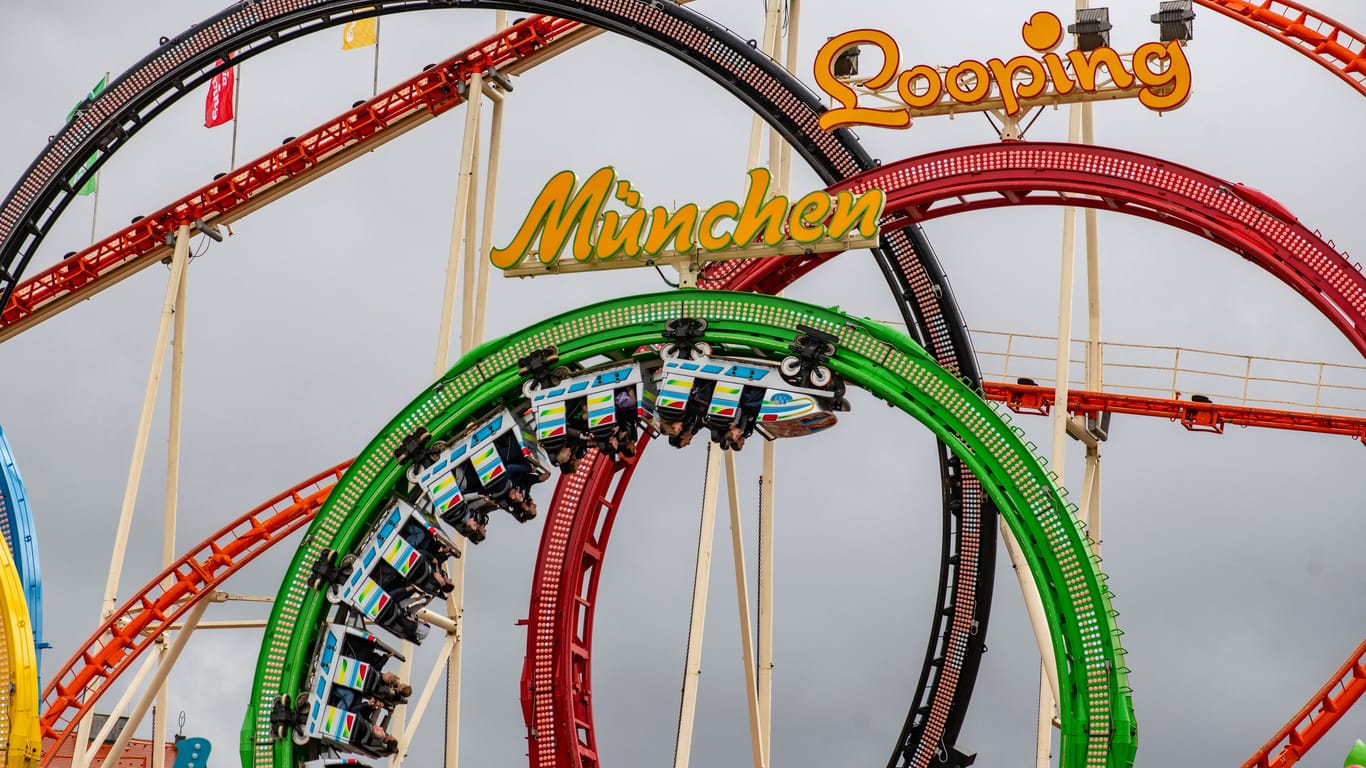 Der Olympia Looping (Archivbild): Die Achterbahn ist die größte transportable der Welt.