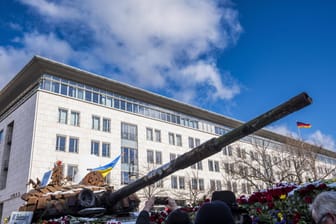 Panzerwrack vor der russischen Botschaft in Berlin. Im Hintergrund eine deutsche Bundesbehörde.