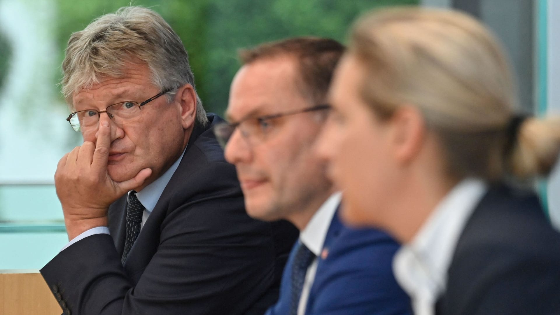 Zerrüttetes Verhältnis: Der damalige AfD-Chef Jörg Meuthen (l.) mit Co-Parteichef Tino Chrupalla (M.) und der damaligen Fraktions- und heutigen Parteichefin Alice Weidel bei der legendären Pressekonferenz nach der Wahl 2021.