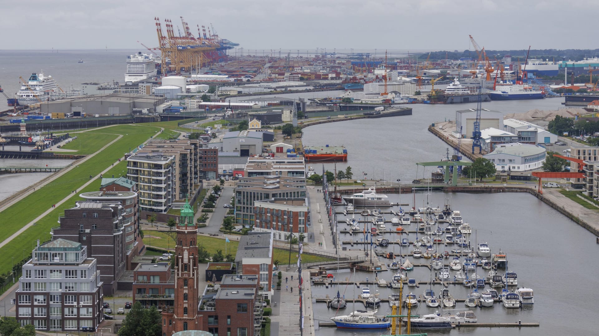 Blick auf den Hafen in Bremerhaven: Ein Grundstück wird für die Eignung geprüft.