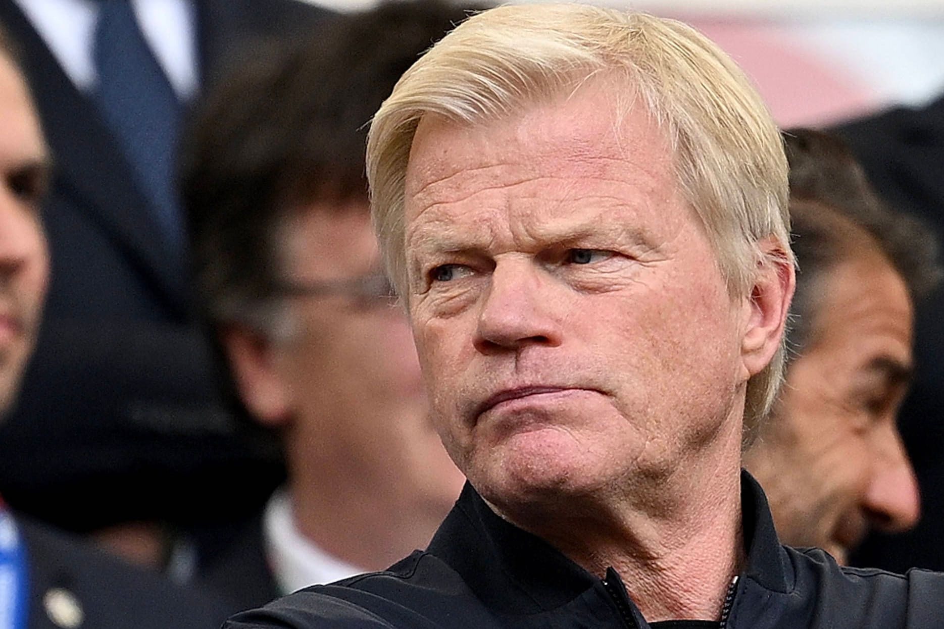 Oliver Kahn: Der ehemalige Vorstandschef des FC Bayern hat einen kritischen Blick auf seinen Ex-Klub.