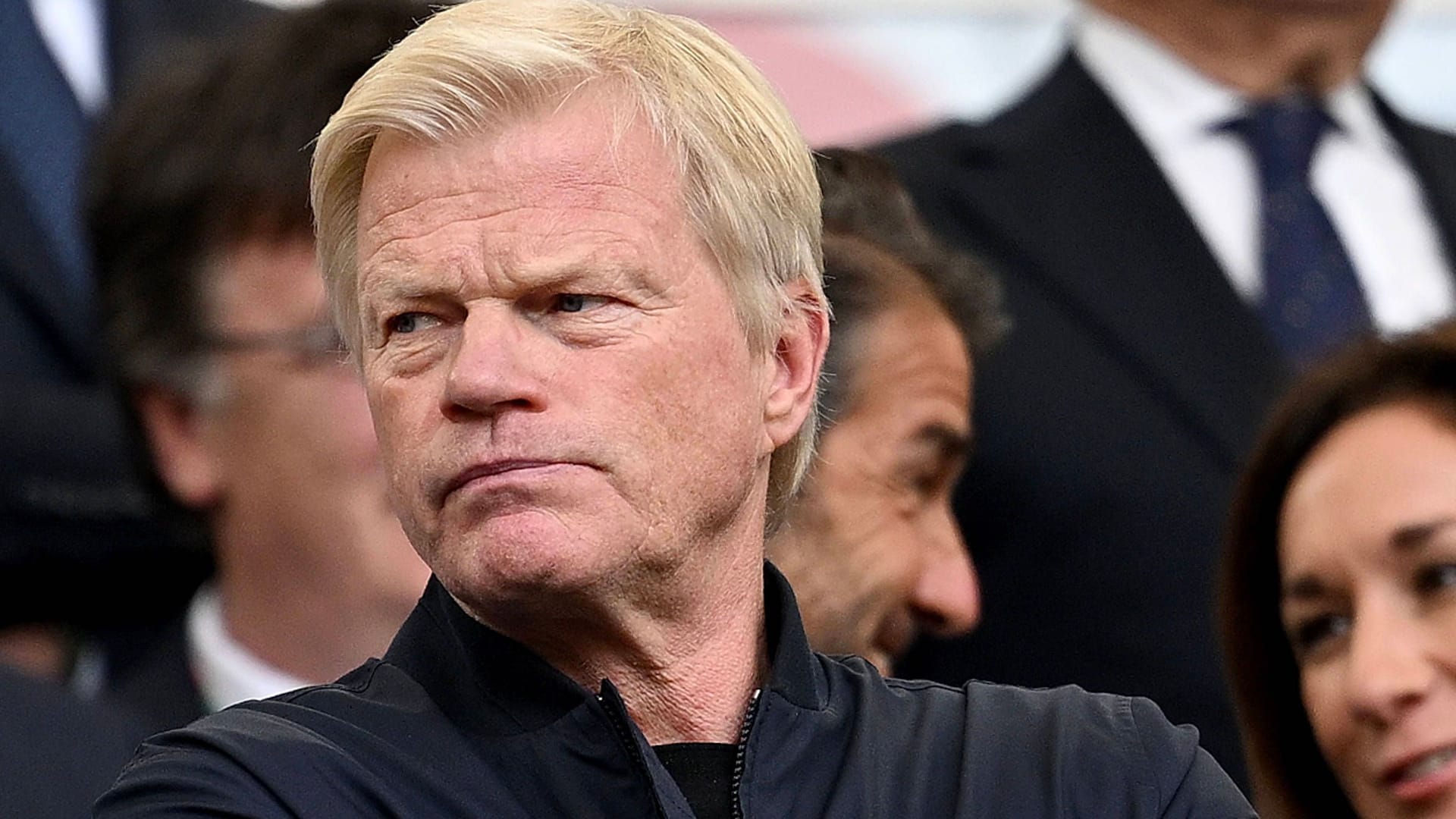 Oliver Kahn: Der ehemalige Vorstandschef des FC Bayern hat einen kritischen Blick auf seinen Ex-Klub.