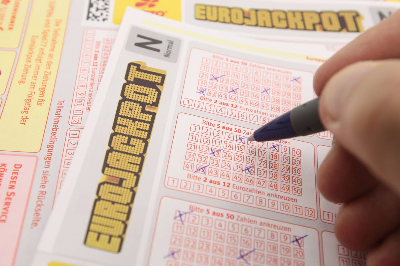 Ein Schein der Zahlenlotterie Eurojackpot liegt auf einem Schreibtisch. (Symbolfoto)