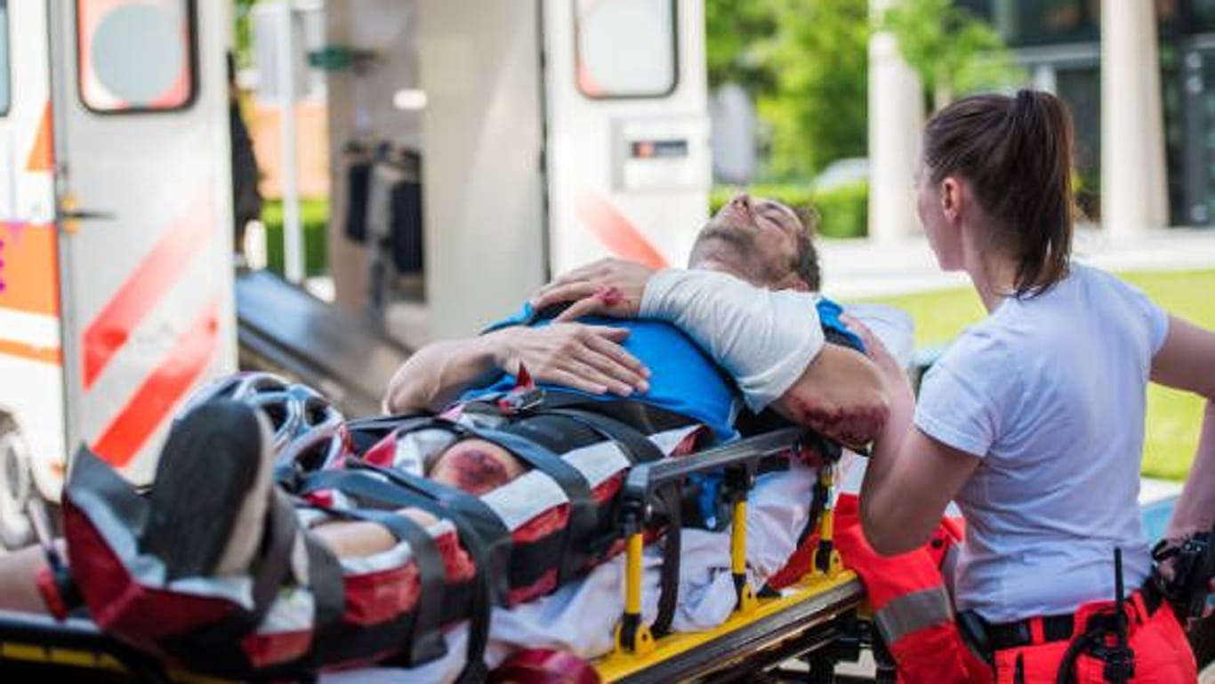 Medizinischer Notfall: Eine Schusswunde muss umgehend versorgt werden.