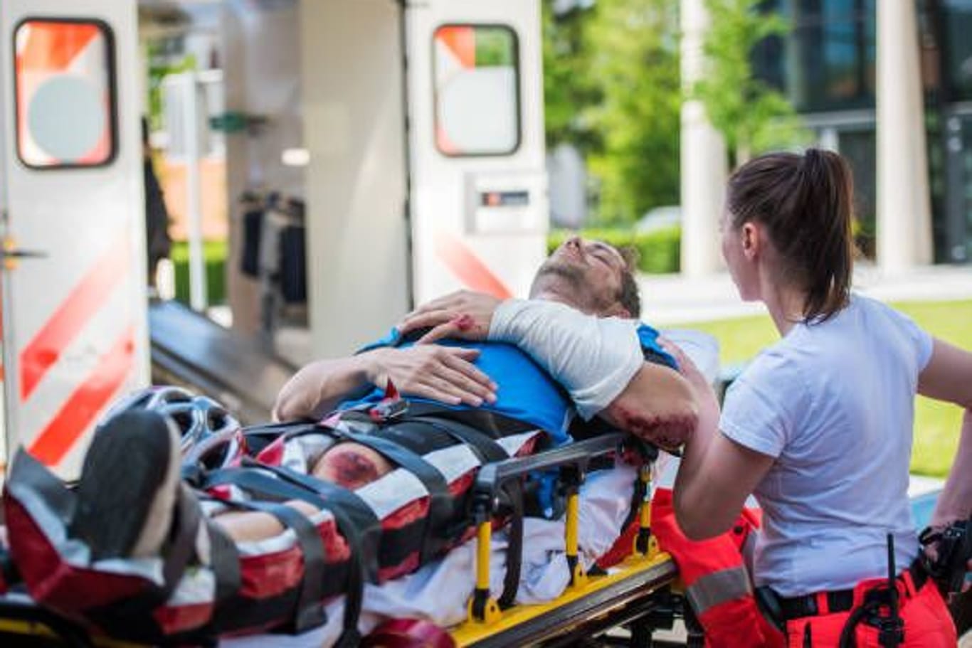 Medizinischer Notfall: Eine Schusswunde muss umgehend versorgt werden.