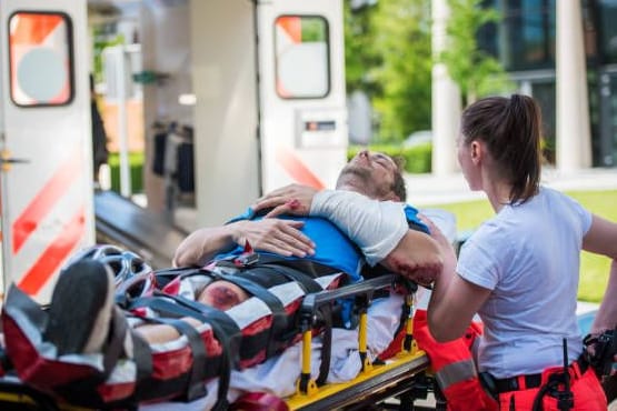 Medizinischer Notfall: Eine Schusswunde muss umgehend versorgt werden.