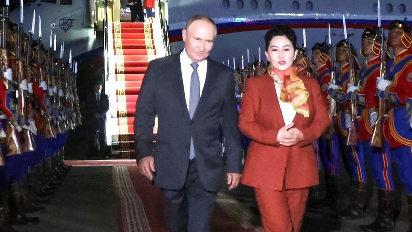 Wladimir Putin neben Batmönchiin Battsetseg: Die Außenministerin der Mongolei nahm den russischen Präsidenten in Empfang.