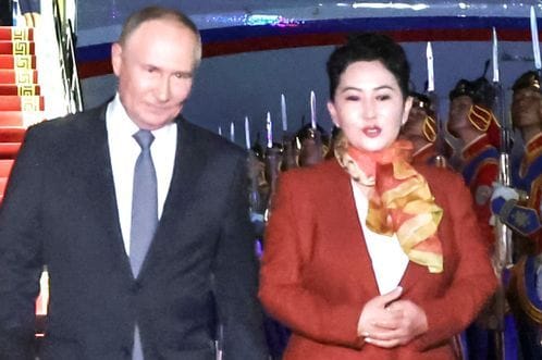 Wladimir Putin neben Batmönchiin Battsetseg: Die Außenministerin der Mongolei nahm den russischen Präsidenten in Empfang.