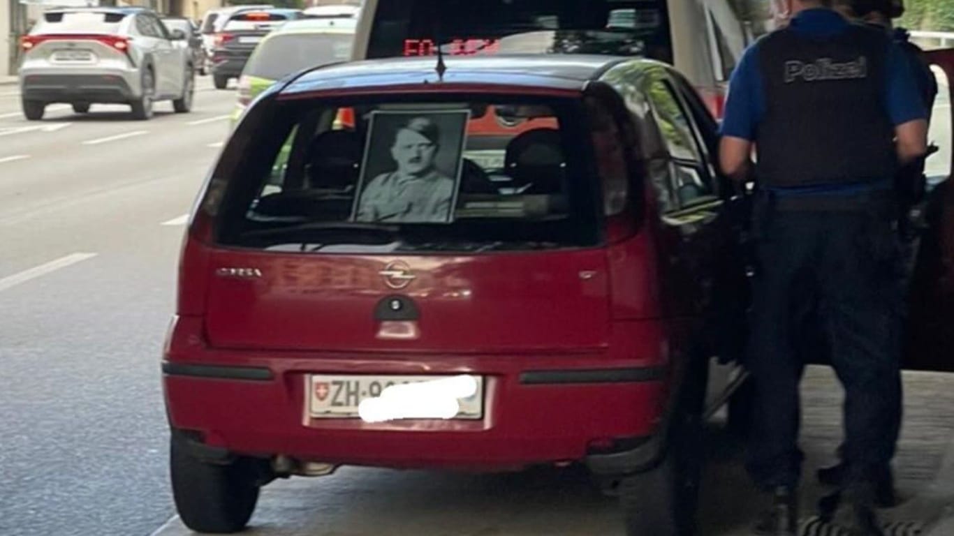 Das Auto mit dem Hitlerbild im Heckfenster: "Komischer Baby-on-Bord-Sticker", findet ein User bei Instagram.