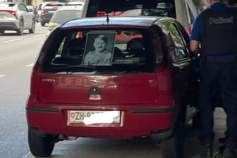 Das Auto mit dem Hitlerbild im Heckfenster: "Komischer Baby-on-Bord-Sticker", findet ein User bei Instagram.