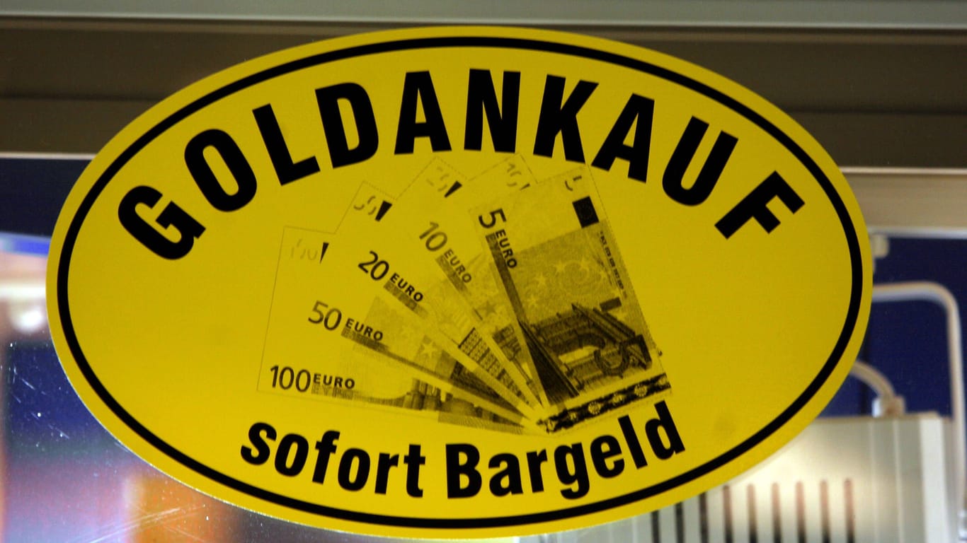 Gold gegen Bargeld: Experten raten, sich beim Goldverkauf niemals drängen zu lassen.