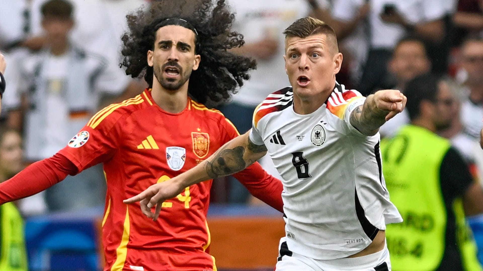 Toni Kroos (r.) und Marc Cucurella: Der Ex-DFB-Star hat noch einmal über die strittige Szene gesprochen.