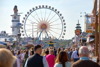 Großer Andrang beim Oktoberfest (Symbolfoto): Steigen die Corona-Infektionszahlen?