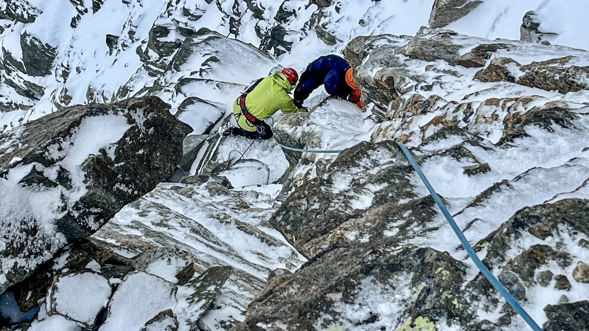 Einsatz am Matterhorn: Die Rettungsspezialisten mussten sich zu den verunglückten Alpinisten abseilen.