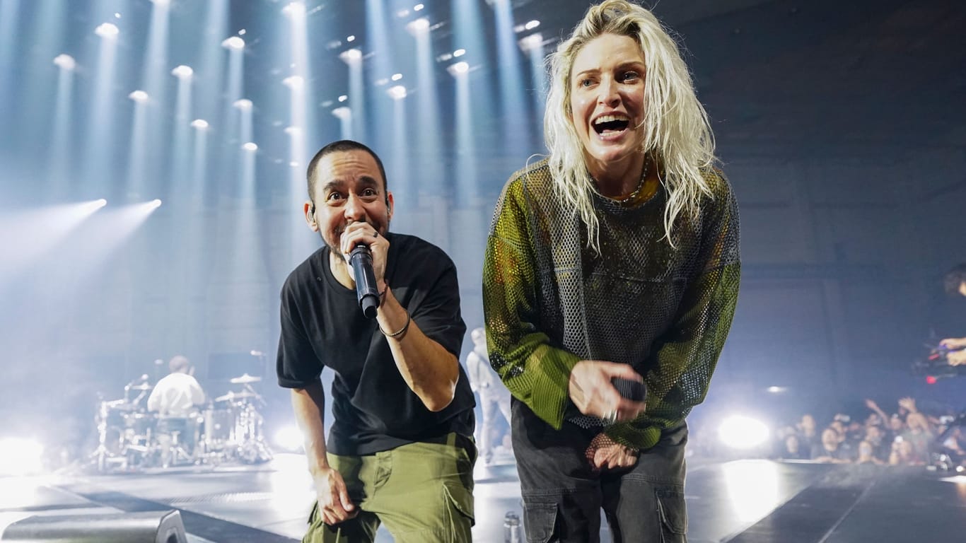 Mike Shinoda und Emily Armstrong von Linkin Park (Archivbild): Das Konzert in Hamburg findet am Sonntag statt.