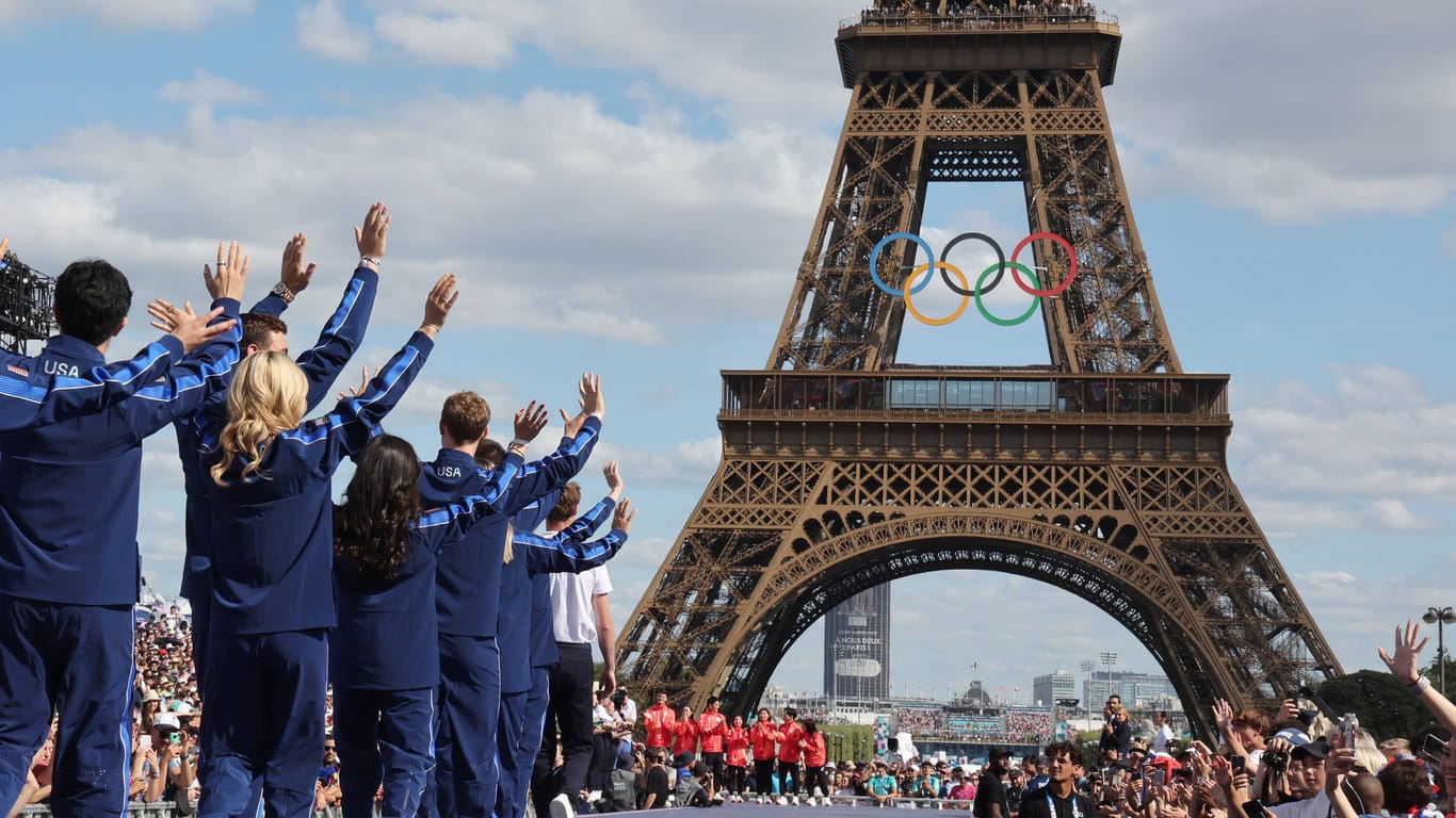 Die olympischen Ringe am Eiffelturm: Sie werden das Wahrzeichen der Stadt auch über die Spiele hinaus schmücken.