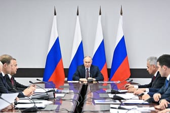 Kremlchef Putin mit den Chefs der russischen Rüstungsindustrie.