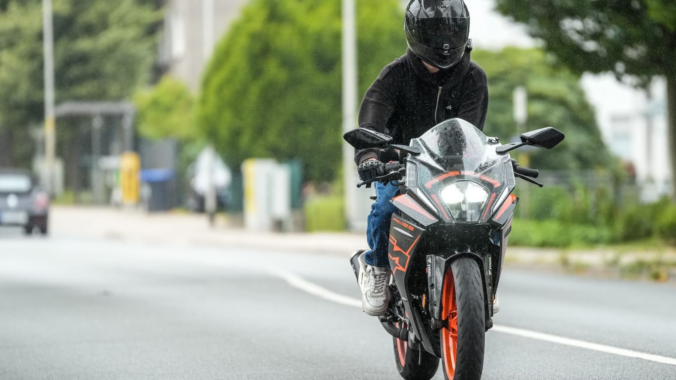 Motorradfahrer auf der Ardeystraße