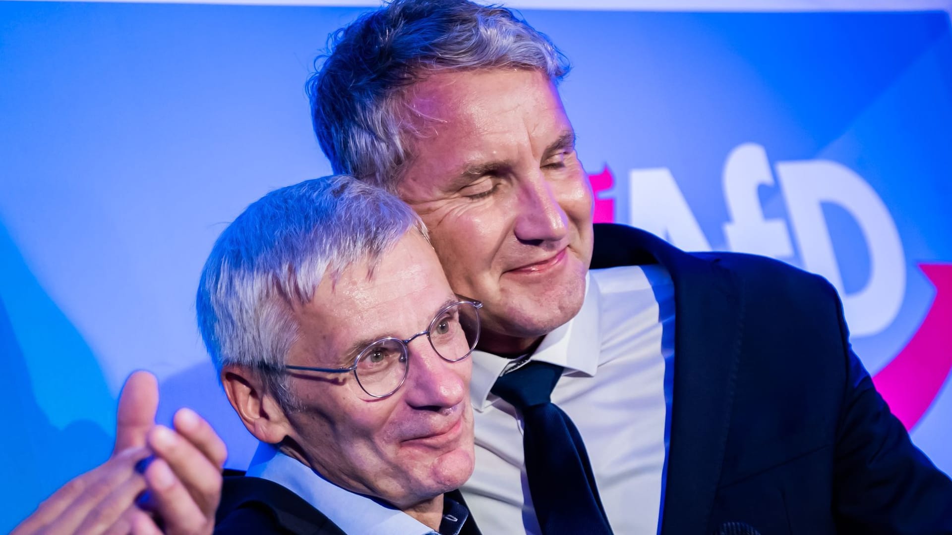 Spitzenkandidat der AfD in Brandenburg Hans-Christoph Berndt Arm in Arm mit Björn Höcke auf der Wahlparty der AfD.